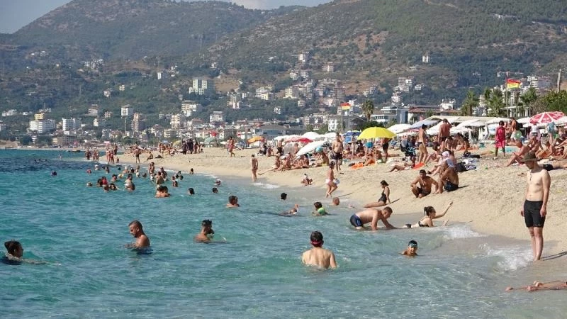 Hava ve deniz suyu sıcaklığı eşitlendi, tatilciler soluğu plajda aldı
