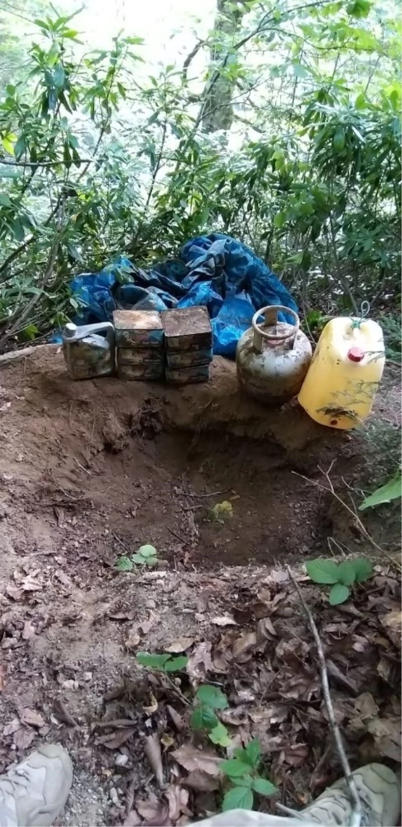 Gümüşhane’de bölücü terör örgütüne ait depoda yaşamsal malzeme ele geçirildi
