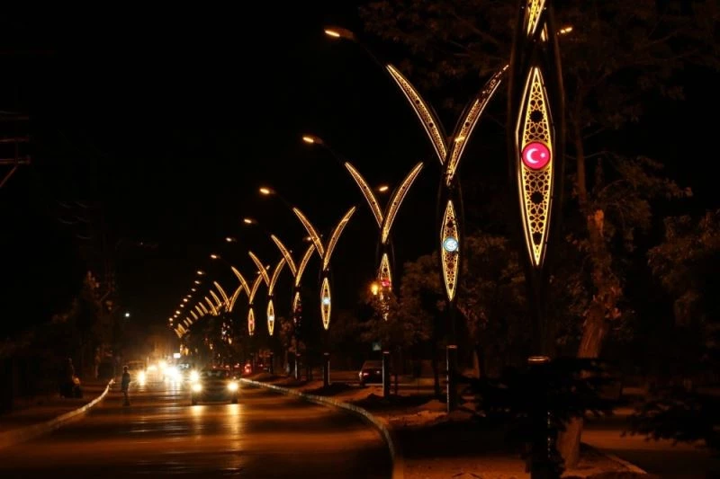 Erciş Belediyesi Kışla Caddesi’ni dekoratif direklerle aydınlattı
