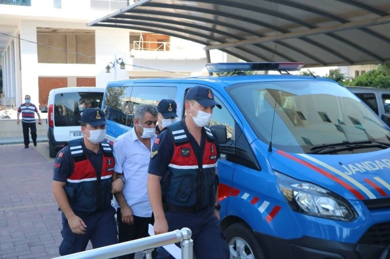 Alanya’da restoranında 61 litre sahte içkiyle yakalandı
