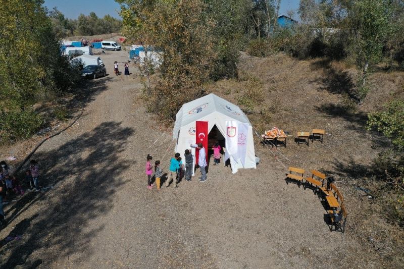 Tarım işçilerinin çocukları için “çadır okul” kuruldu
