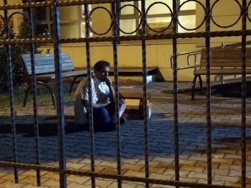 Elindeki bıçakla önce şiir sonra kitap okuyarak intihar girişiminde bulundu
