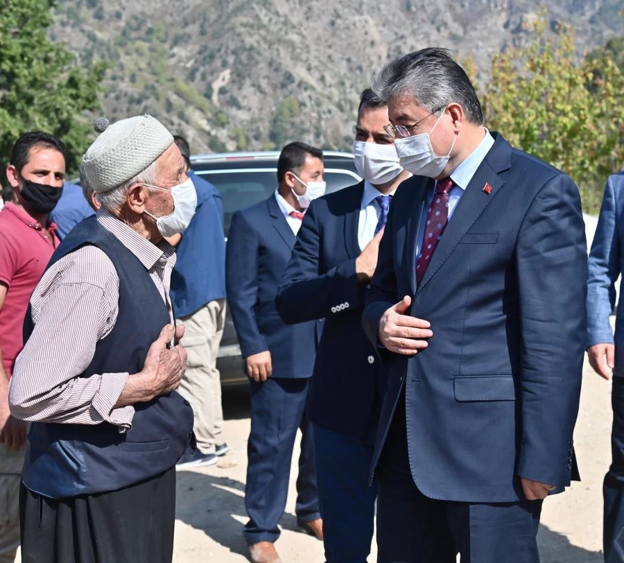   İLKKEZ BİR KÖYE VALİ ZİYARETE GELDİ