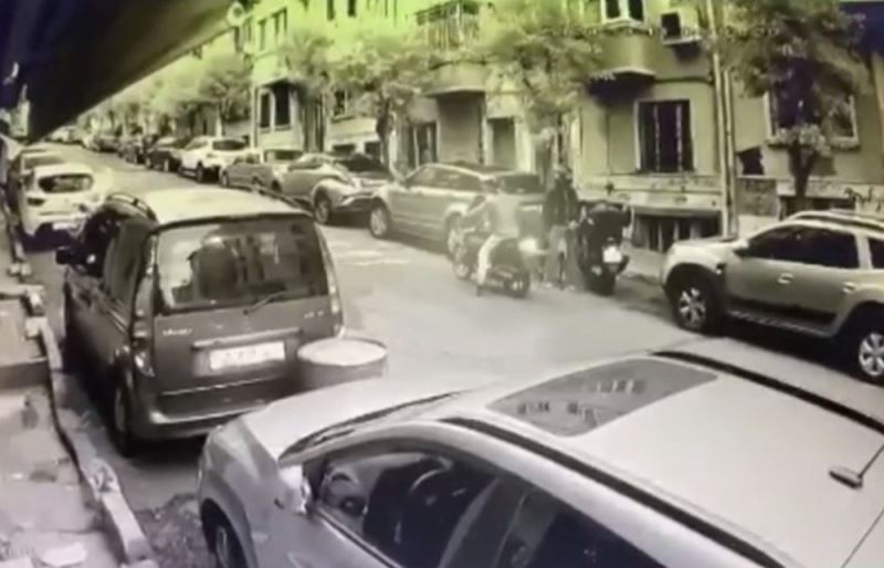 (Özel) İstanbul’un göbeğinde saniyeler içerisindeki motosiklet hırsızlıkları kamerada
