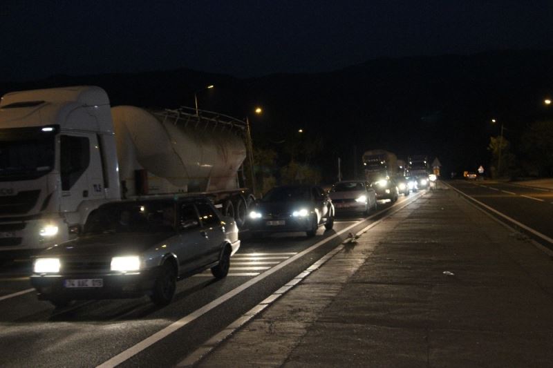 TEM Otoyolu kapandı, Boludağı’nda kilometrelerce araç kuyruğu oluştu
