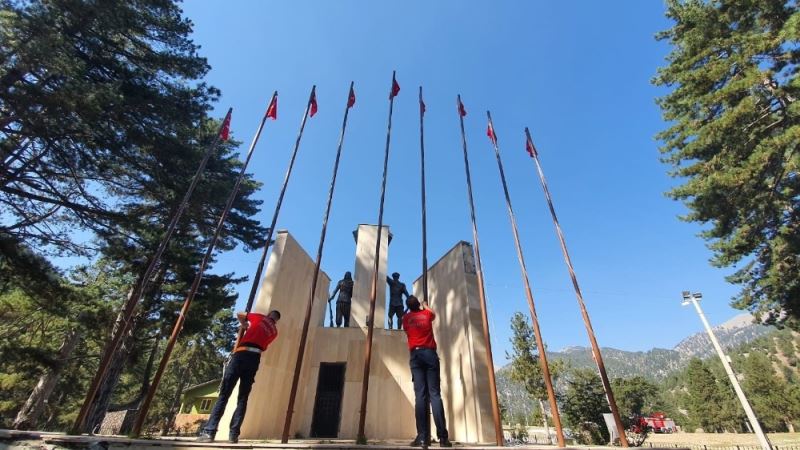 Gülek Karboğazı Kuvayi Milliye Anıtına Türk bayrakları asıldı
