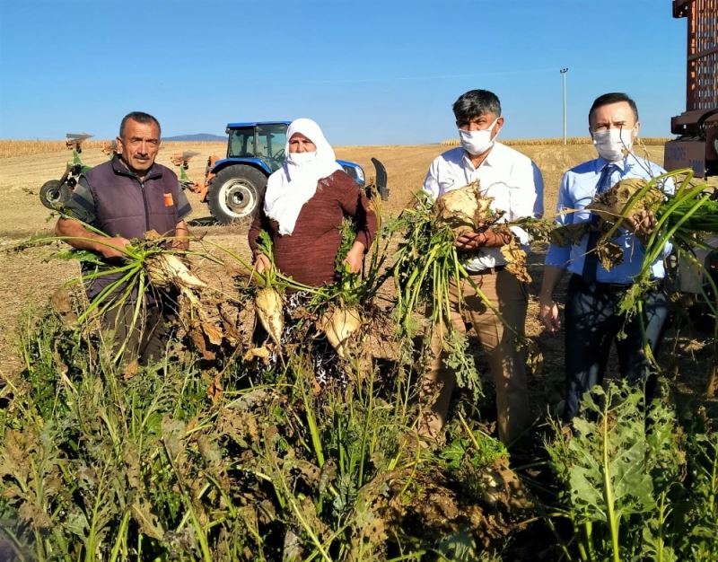 Kadınları traktörleri başında, çalıştıkları tarlada ziyaret ederek Dünya Çiftçi Kadınlar Günlerini kutlandılar
