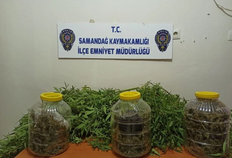 Uyuşturucuyu turşu bidonlarında saklamış
