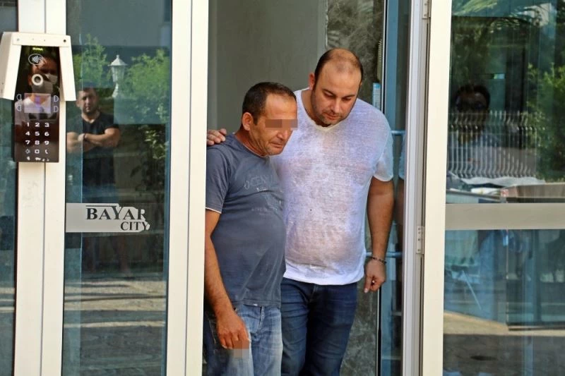 Çatıya çıkan şahsı eşi ve müzakereci polis ekibi ikna ederek aşağı indirdi
