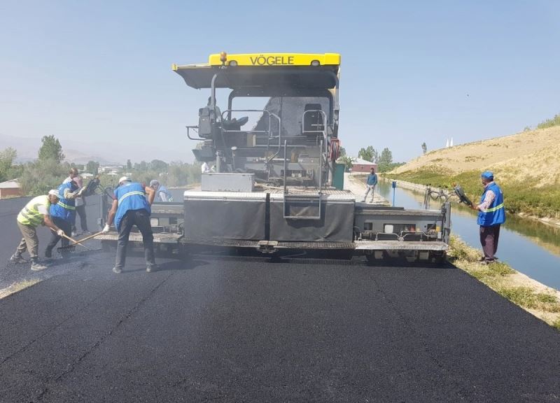 Van Büyükşehir Belediyesi Edremit’teki asfalt çalışmalarını tamamlıyor
