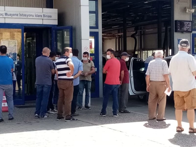 Araç muayenesinde sosyal mesafe yok oldu
