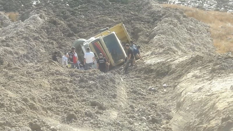 Kamyon devrildi, sürücü 1 saatlik çalışmanın ardından kurtarıldı
