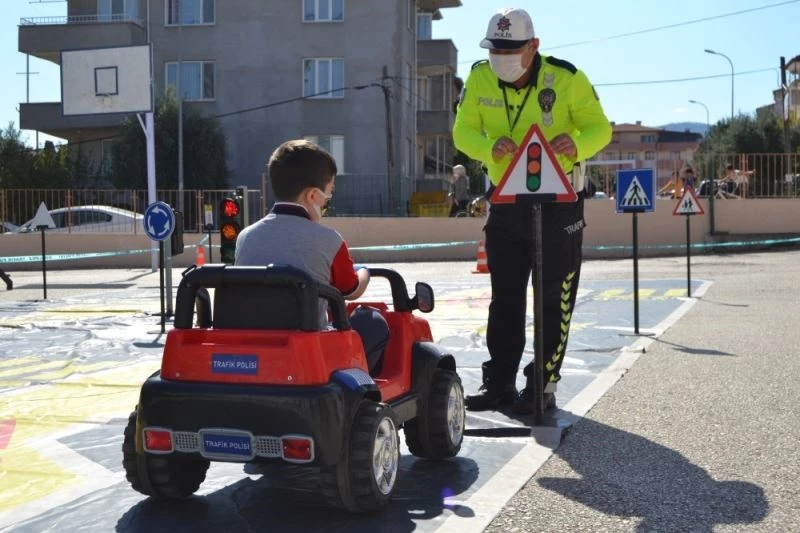 300 öğrenciye akülü çocuk arabalarıyla trafik eğitimi verildi
