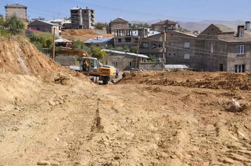 Yüksekova’da yeni yollar açılmaya devam ediyor
