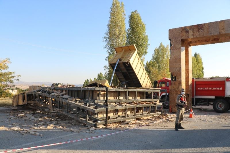 Damperi açık kalan kamyon, mermer bloklardan oluşan tabelaya çarptı: 1 ölü
