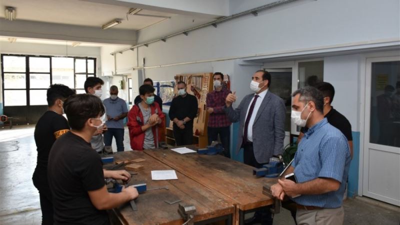 İl Milli Eğitim Müdürü Aziz Gün, Mesleki ve Teknik Anadolu Lisesi öğrencileriyle biraraya geldi
