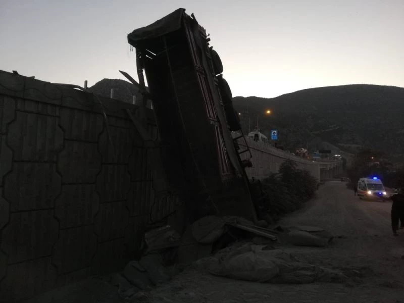 Amasya’da virajı dönemeyen çimento yüklü tır devrildi: 1 yaralı
