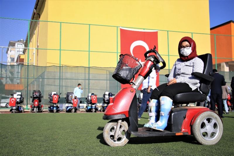 Elazığ’da ’Engelleri kaldırıyoruz’ projesi ile 80 adet akülü araç verildi
