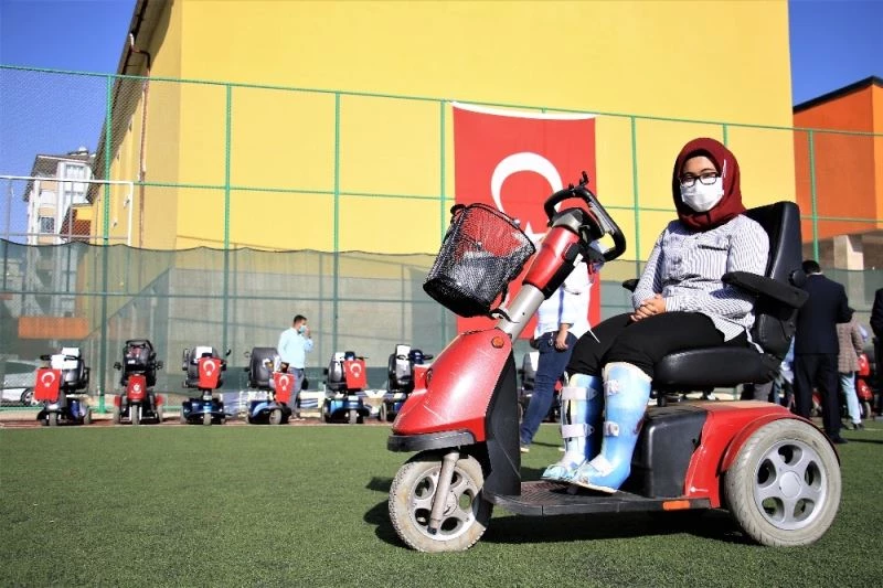 Elazığ’da ’Engelleri kaldırıyoruz’ projesi ile 80 adet akülü araç verildi
