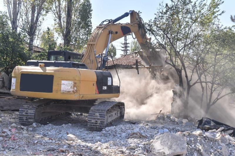 Çevre sağlığı için Başkent metruk yapılardan temizleniyor
