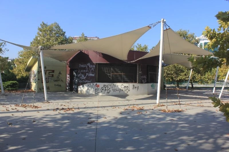 Şehir magandaları çay bahçesini kullanılamaz hale getirdi
