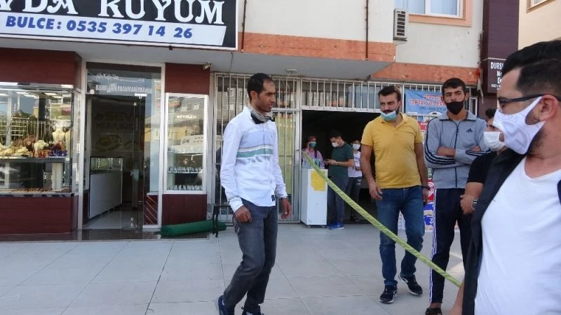 Polis kıyafeti giyen soyguncu, kuyumcuyu soydu
