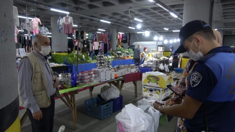 Denetime çıkan ilçe kaymakamı, dolu yolcu minibüsüne müdahale etti
