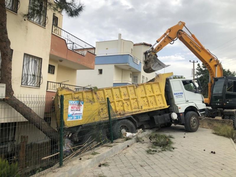 Kontrolden çıkan kamyon, evin balkonuna girdi
