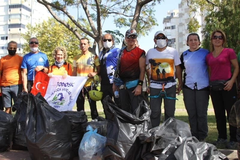 35 metrelik falezlerdeki çöpleri, gönüllü dağcılar topladı

