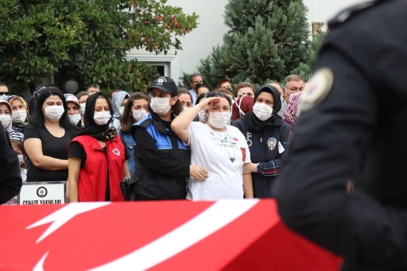 Şehit olan eşinin tabutuna sarılarak söyledikleri yürekleri dağladı
