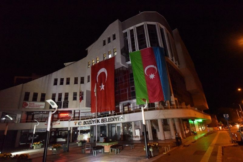 Bozüyük Belediyesi hizmet binasına dev Azerbaycan Bayrağı asıldı
