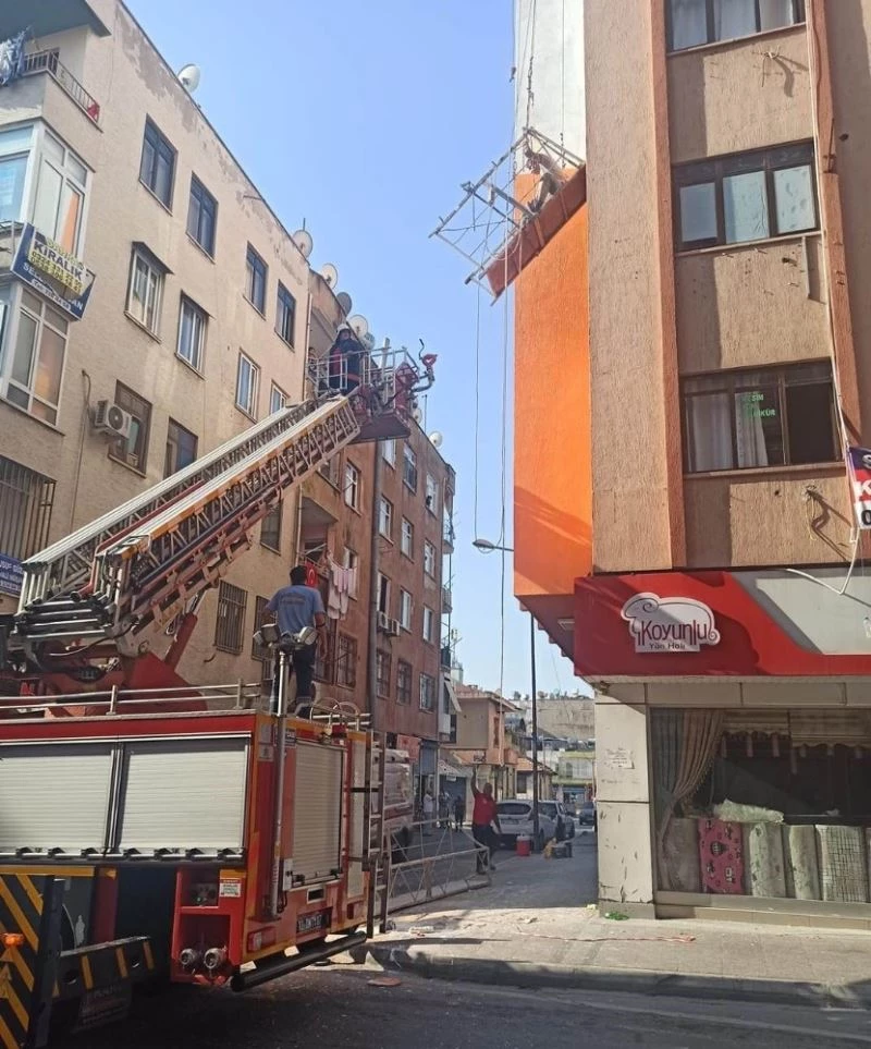 İskele halatı koptu, emniyet kemeri sayesinde kurtuldu
