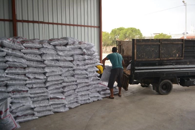 Ayvalık’ta Şefkatli Eller’den ihtiyaç sahiplerine 60 ton kömür
