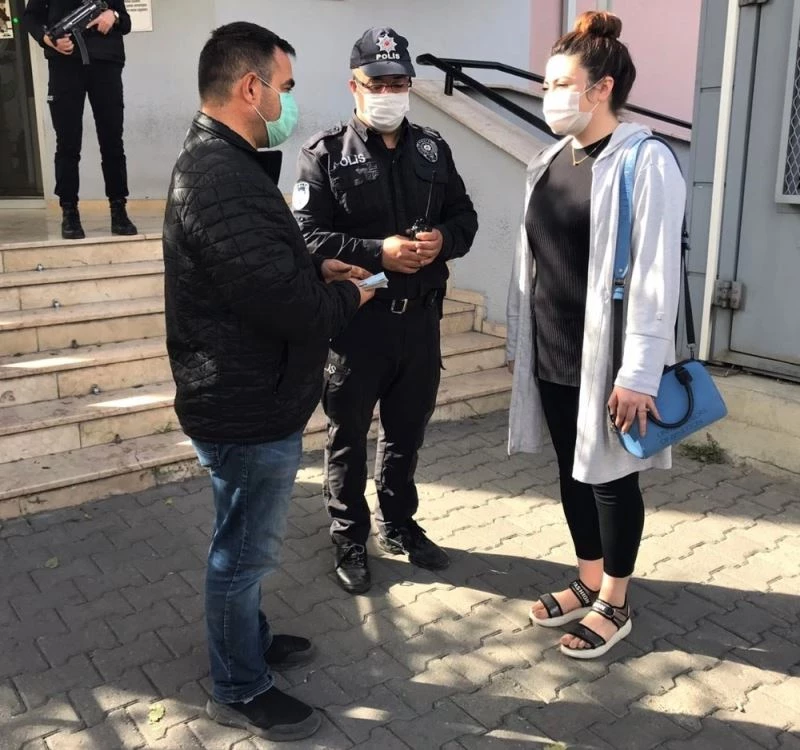 ATM’de unutulan yüklü miktardaki parayı sahibine teslim etti
