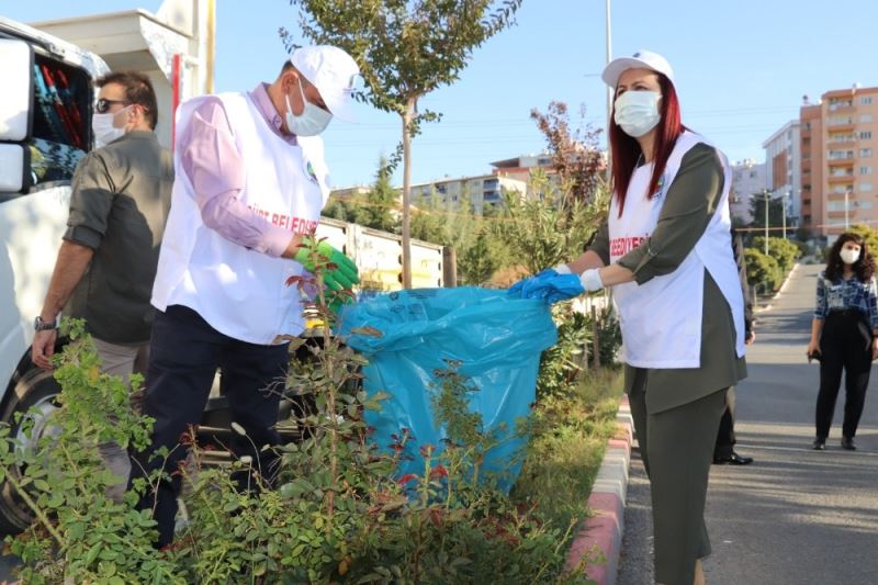 Siirt Valisi Hacıbektaşoğlu, eşiyle birlikte eldivenlerini takıp sokakları temizledi
