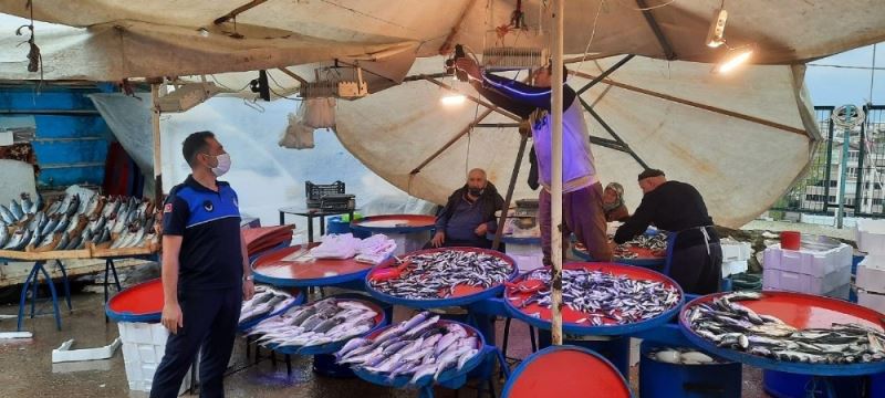 Osmangazi’de balıkçı tezgahlarına mavi ışık denetimi
