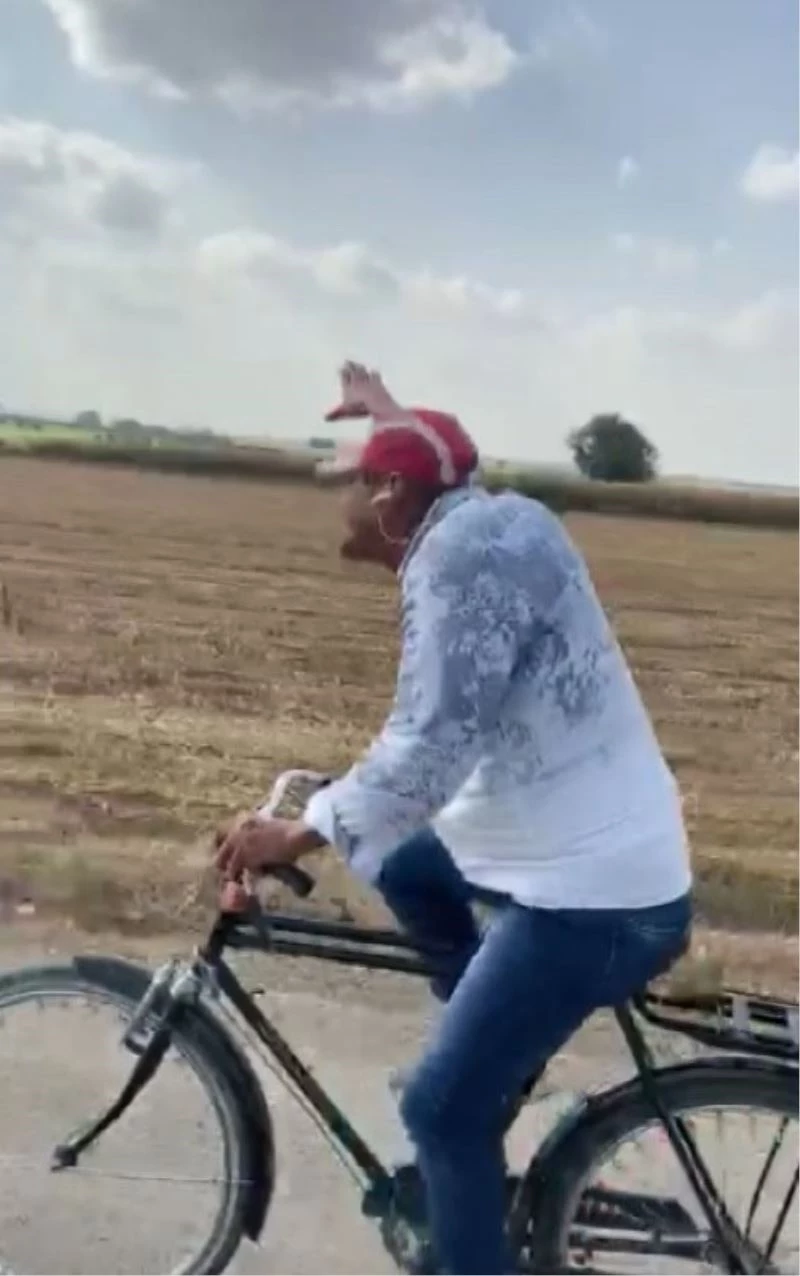 Müziğin ritmine kendini kaptırıp dans eden bisikletli güldürdü
