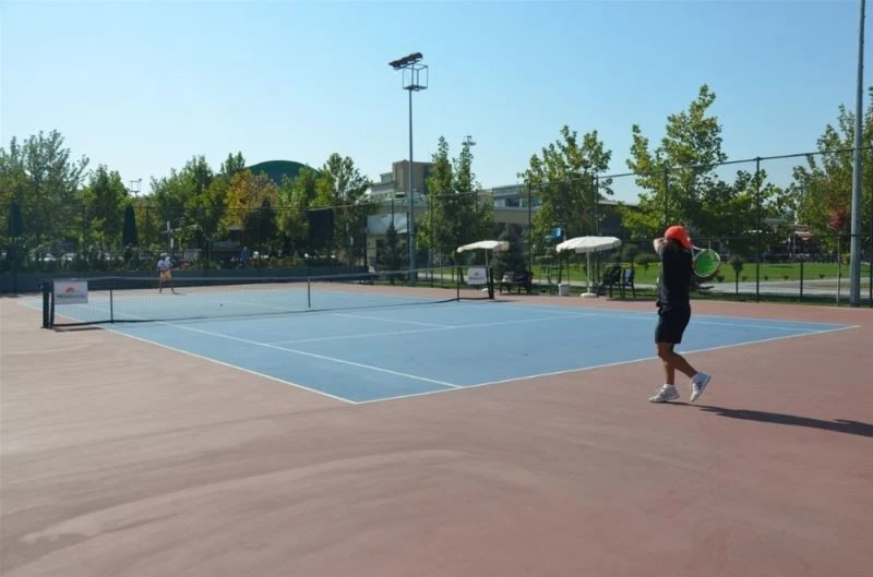 Bölge Tenis turnuvası çekişmeli geçti
