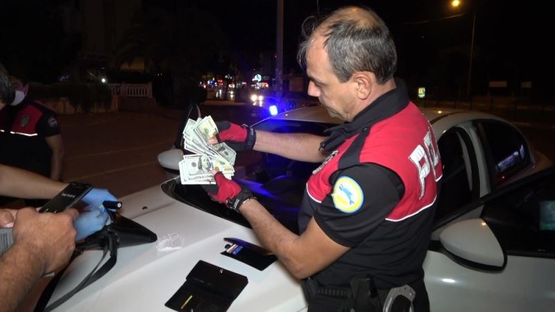 Antalya’da şüpheli araçtan sahte döviz ve uyuşturucu madde çıktı
