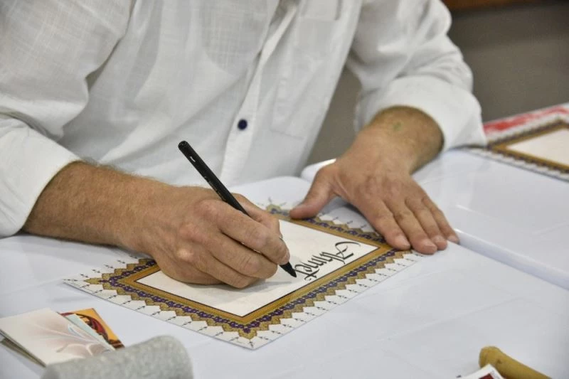 Kaligrafi sanatını öğrenip kendi işlerini kuruyorlar
