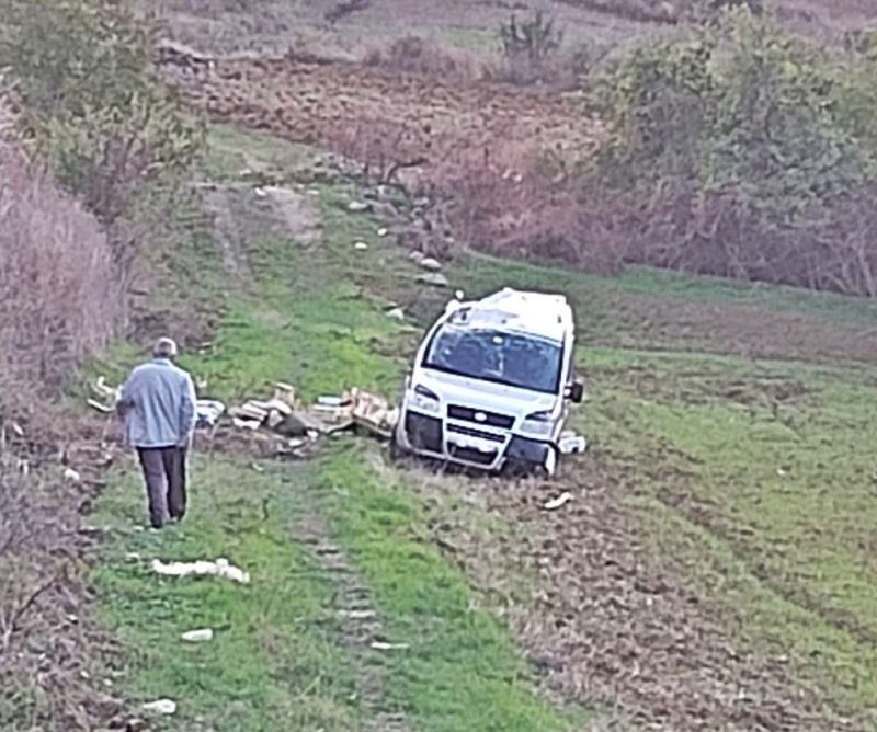 Araç tarlaya uçtu, onlarca sandık etrafa saçıldı: 1 yaralı
