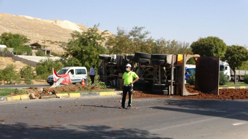 Park halinde olan ve freni boşalan kamyonet kamyona çarptı:1 yaralı
