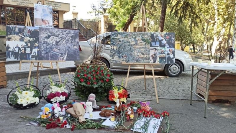 Gürcistan’da Gence’ye düzenlenen saldırıda hayatını kaybeden siviller anıldı
