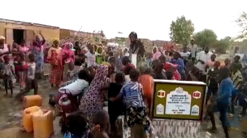 Mahalle sâkinleri Afrika’da kuyu açtırdı, suyu gören çocuklar sevinçten kendinden geçti
