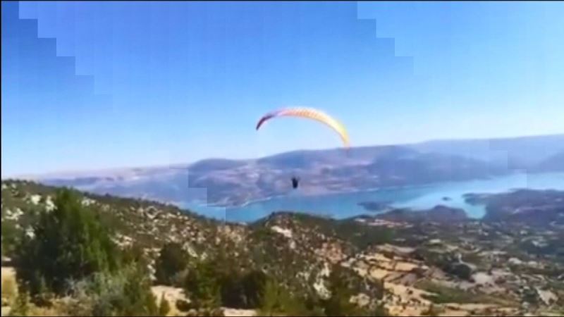 Karaman’da kayalıklara çarpan yamaç paraşütçüsü yaralandı

