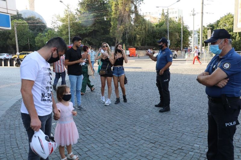 Maskelerini takmayan turistlere, Rus uyruklu minik Laura’dan ’maske’ dersi
