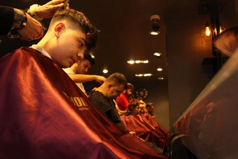 Üniversitelerin açılmaması kuaförleri endişelendiriyor
