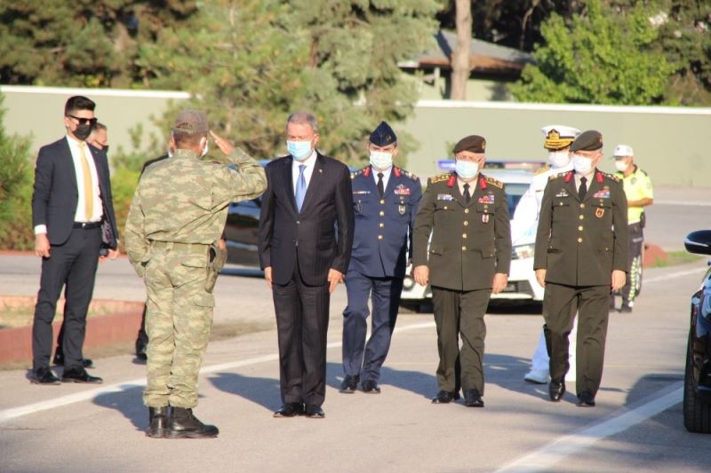 Bakan Akar yerli mayın temizleme teçhizatı ile zırhlı aracı inceledi
