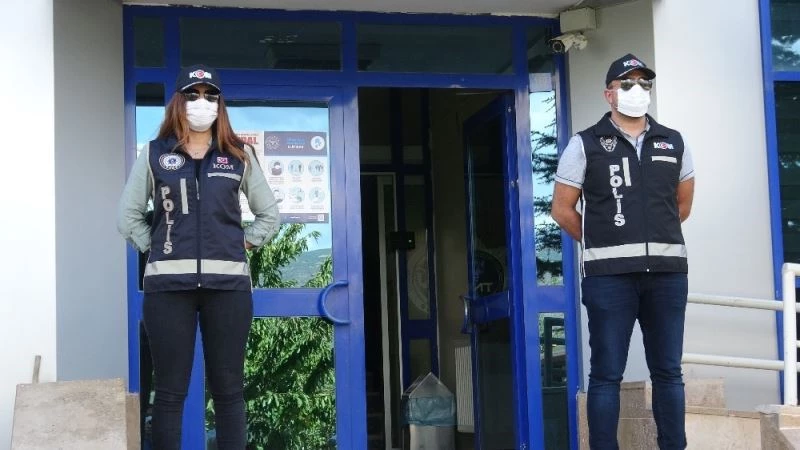 Kendini doçent olarak tanıttı, işe alma vaadiyle 50 kişiyi dolandırdı
