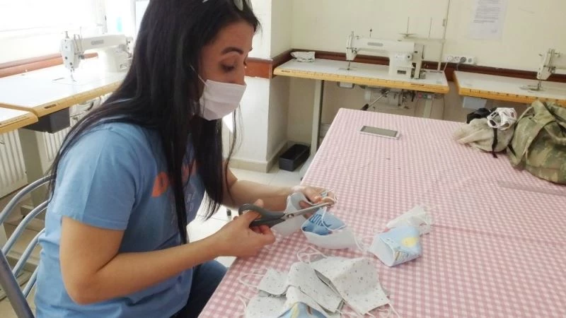 HEM kursiyerleri imeceyle maske dikiyor
